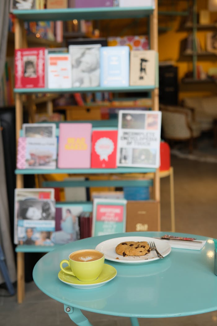 Charming coffee shop in İstanbul with a relaxing atmosphere, featuring books.